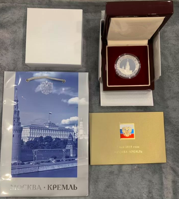 Фото В Новосибирске продают серебряную медаль с инаугурации Владимира Путина 2 - Сиб.ФМ Фото В Новосибирске продают серебряную медаль с инаугурации Владимира Путина 2